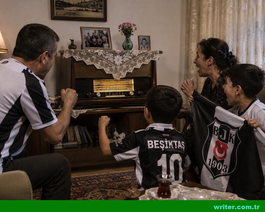 In the old days, families listening to matches on the radio were excited. | writer.com.tr nostalgia